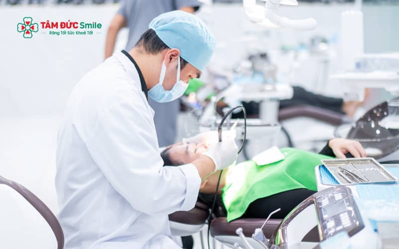 Niềng răng giúp dịch chuyển răng về đúng vị trí, trong khi bọc răng sứ chủ yếu cải thiện hình dáng và màu sắc răng
