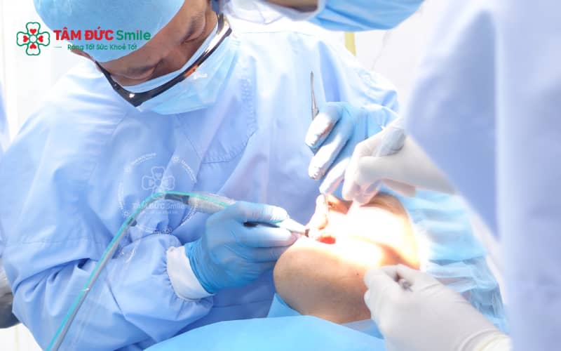 Bác sĩ sẽ đánh giá tình trạng răng, nướu và xương hàm để quyết định có nên bọc răng sứ hay không