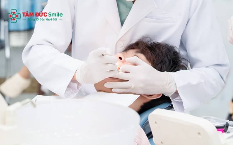Kiểm tra định kỳ giúp phát hiện sớm các vấn đề của miếng trám amalgam và bảo vệ răng lâu dài.