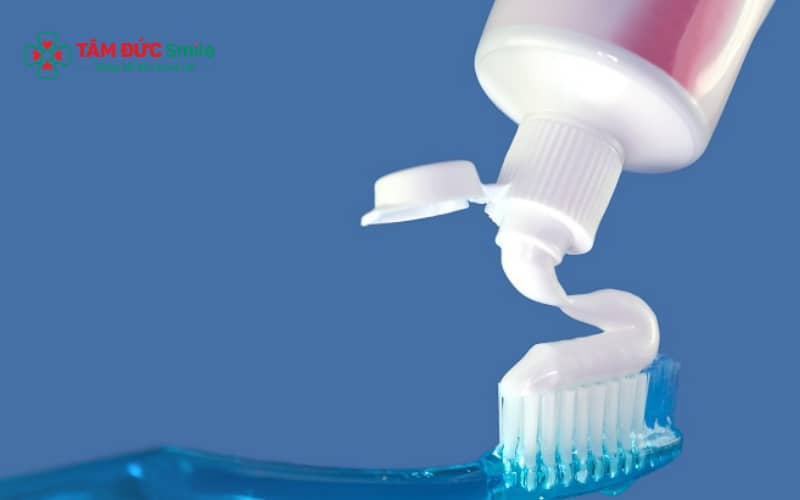 Sử dụng kem đánh răng dành cho răng nhạy cảm và chăm sóc răng miệng đúng cách giúp giảm ê buốt sau khi trám