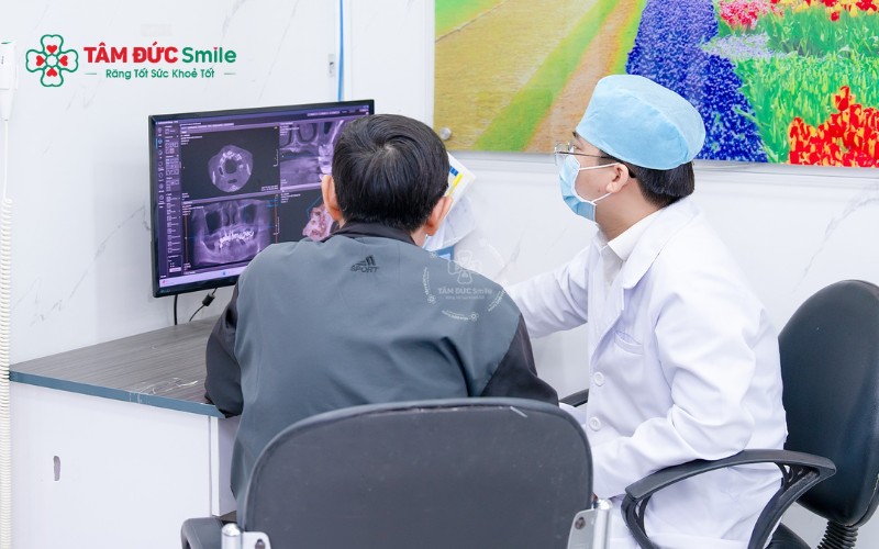 Các giải pháp thẩm mỹ nha khoa hiện đại như niềng răng, bọc sứ, tẩy trắng và trồng Implant giúp cải thiện nụ cười toàn diện