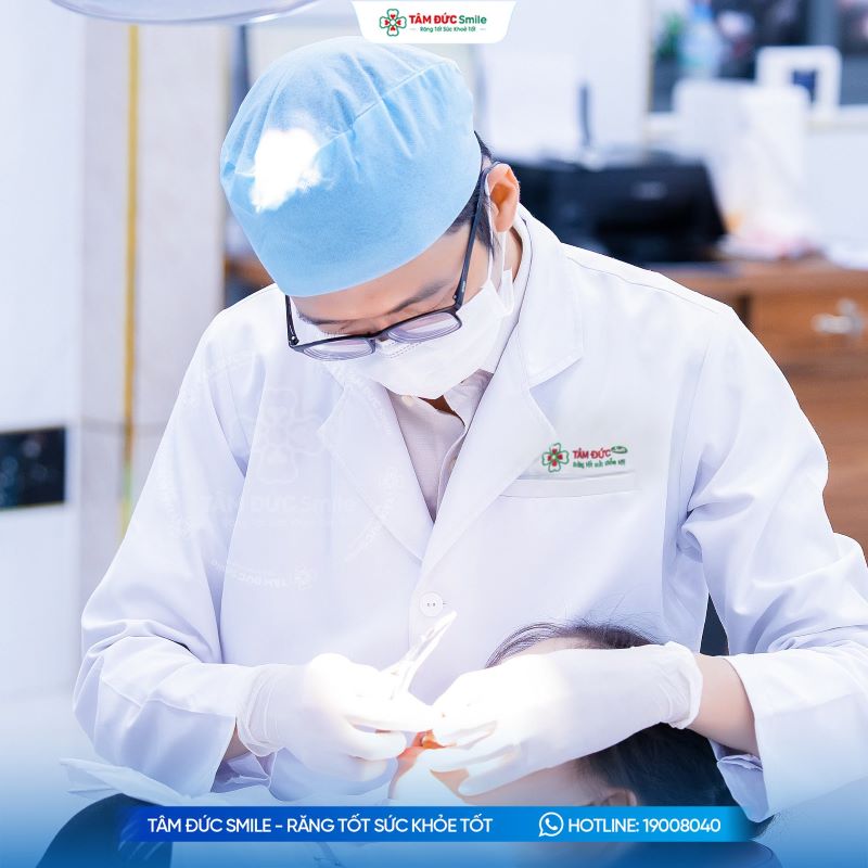 Bác sĩ tại Nha khoa Tâm Đức Smile Cần Thơ thăm khám răng miệng và tư vấn phương án điều trị phù hợp cho từng khách hàng.