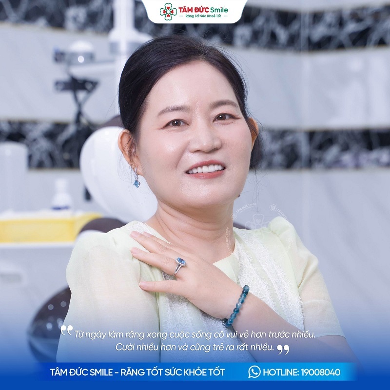 Khách hàng tự tin với nụ cười thẩm mỹ sau khi bọc răng sứ
