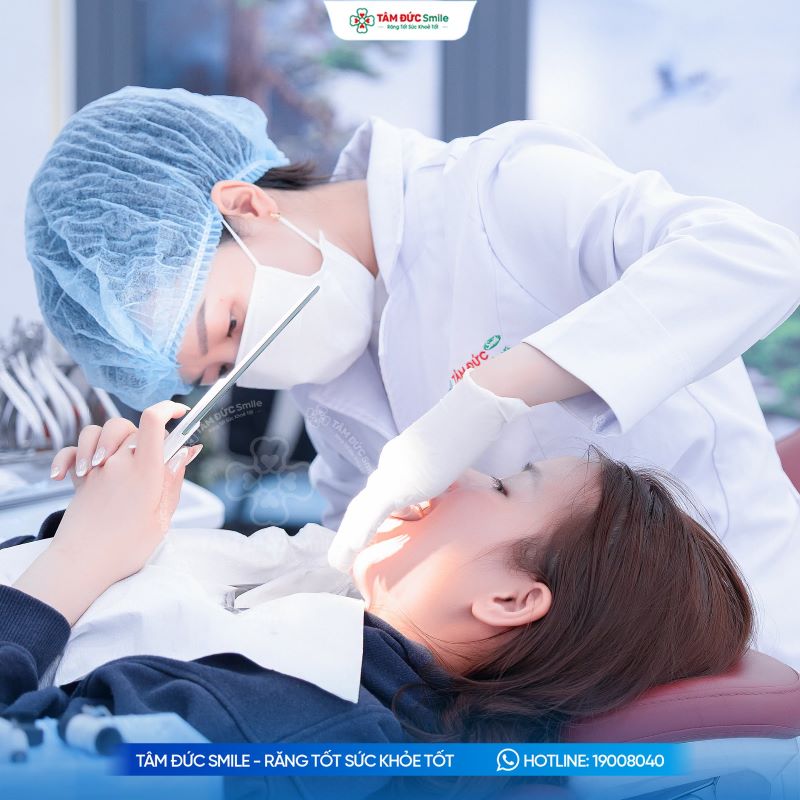 Bác sĩ thăm khám và tư vấn phác đồ điều trị cá nhân hóa