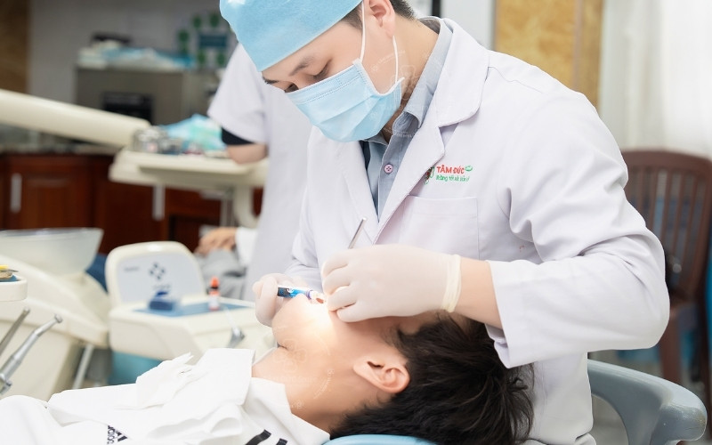 Thăm khám sớm giúp xác định nguyên nhân và lựa chọn phương pháp điều trị phù hợp để bảo tồn răng.