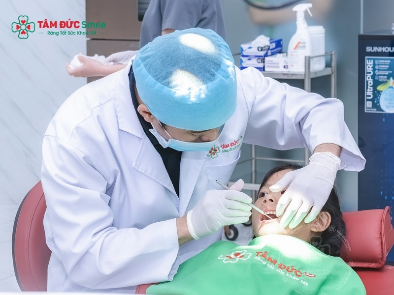 Khi nghi ngờ trẻ bị thối tủy răng, phụ huynh nên đưa trẻ đến nha khoa sớm để được chẩn đoán và điều trị kịp thời.