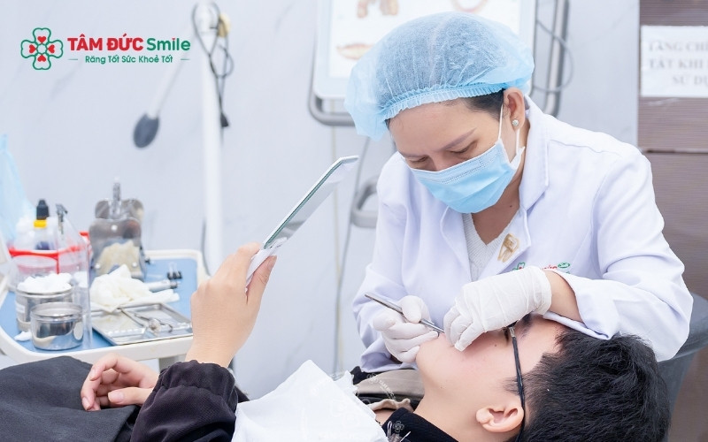 Thay vì lạm dụng các chất tẩy rửa mạnh tại nhà, hãy duy trì thói quen dùng chỉ nha khoa và lấy cao răng định kỳ tại phòng khám.
