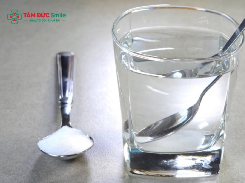 Ngậm nước muối có chữa sâu răng không? Sự thật bạn cần biết