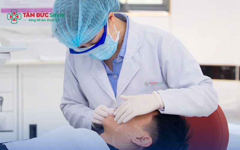 Khi thấy đốm trắng kèm đau nhức, chảy máu hoặc không biến mất sau 2 tuần, bạn cần đến gặp bác sĩ để tầm soát bệnh lý