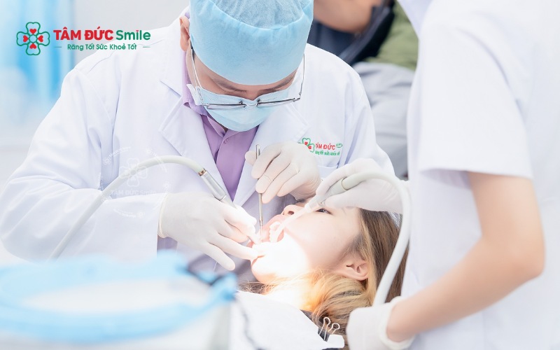  Nha khoa Tâm Đức Smile sở hữu công nghệ tẩy trắng hiện đại, giúp bật tông răng nhanh chóng mà không gây ê buốt hay hại men răng.