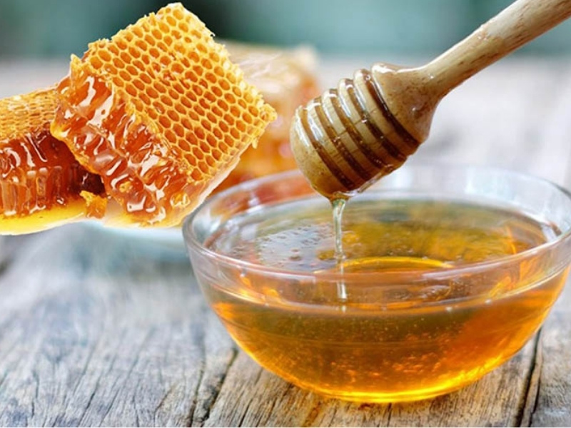 Các nguyên liệu tự nhiên kết hợp với mật ong thường được sử dụng để làm sạch vết ố trên răng tại nhà.