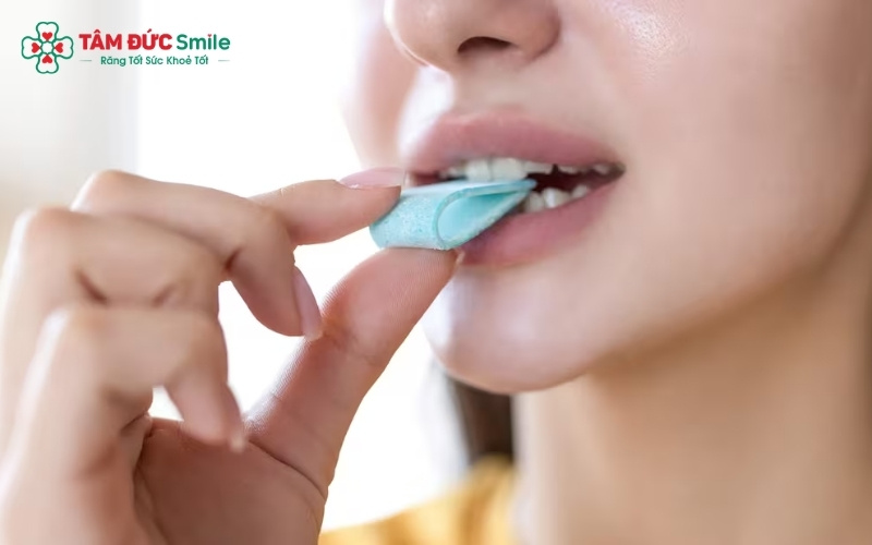 Đắng miệng kèm hôi miệng là tình trạng rối loạn vị giác và hơi thở, gây ảnh hưởng lớn đến tâm lý và khả năng giao tiếp hằng ngày