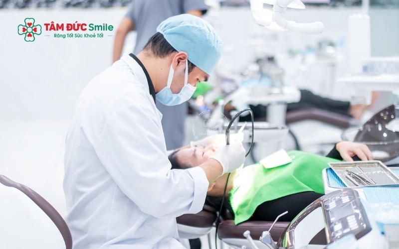 Nếu đau răng số 8 kèm theo triệu chứng sưng má hoặc khó há miệng, bạn cần đến ngay nha khoa để tránh nhiễm trùng lan rộng.
