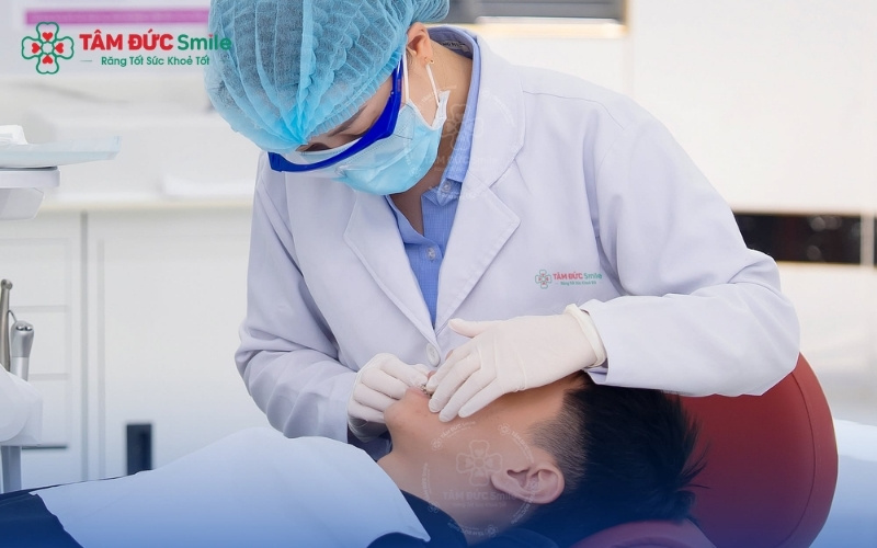 Tùy vào mức độ tụt lợi, bác sĩ có thể chỉ định cạo vôi răng (trường hợp nhẹ) hoặc phẫu thuật ghép nướu (trường hợp nặng) để che phủ phần chân răng bị lộ
