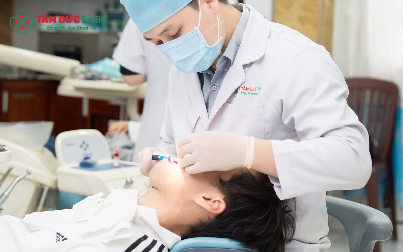 Khi khối lồi xương gây cản trở việc đeo răng giả, thực hiện cầu răng sứ hoặc cấy ghép Implant, bác sĩ sẽ chỉ định phẫu thuật loại bỏ.