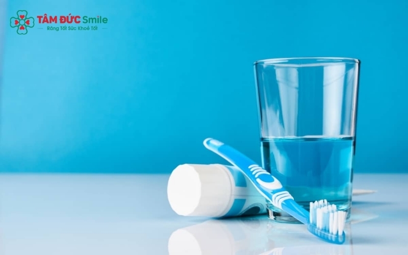 Người đang chỉnh nha hoặc người có cơ địa răng yếu nên bổ sung nước súc miệng vào quy trình vệ sinh hàng ngày để ngừa sâu răng kẽ.
