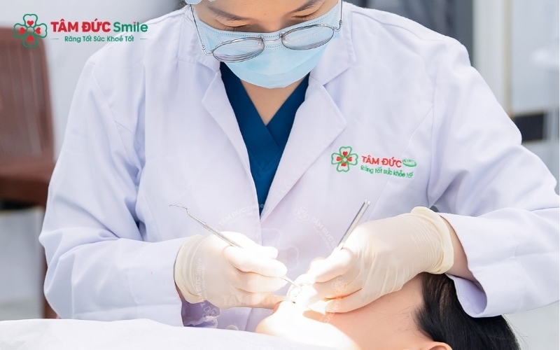 Khi xuất hiện cảm giác đau nhức hoặc lỗ sâu có thể nhìn thấy bằng mắt thường, bạn cần đến ngay nha khoa để tránh biến chứng viêm tủy.