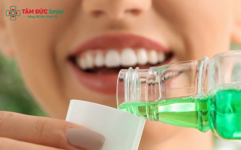 Nước súc miệng giúp diệt khuẩn và làm sạch khoang miệng nhưng không thể thay thế việc điều trị nha khoa để "lấp đầy" các lỗ sâu đã hình thành