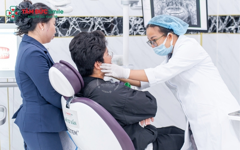 Thời gian hoàn tất trồng răng sứ phụ thuộc vào phương pháp bạn chọn: Cầu răng sứ thực hiện rất nhanh chóng, trong khi Implant cần thời gian để trụ tích hợp xương