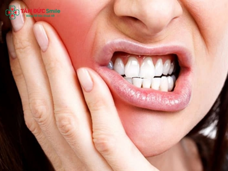 Răng bọc sứ lâu năm bị đau: nguyên nhân và cách điều trị