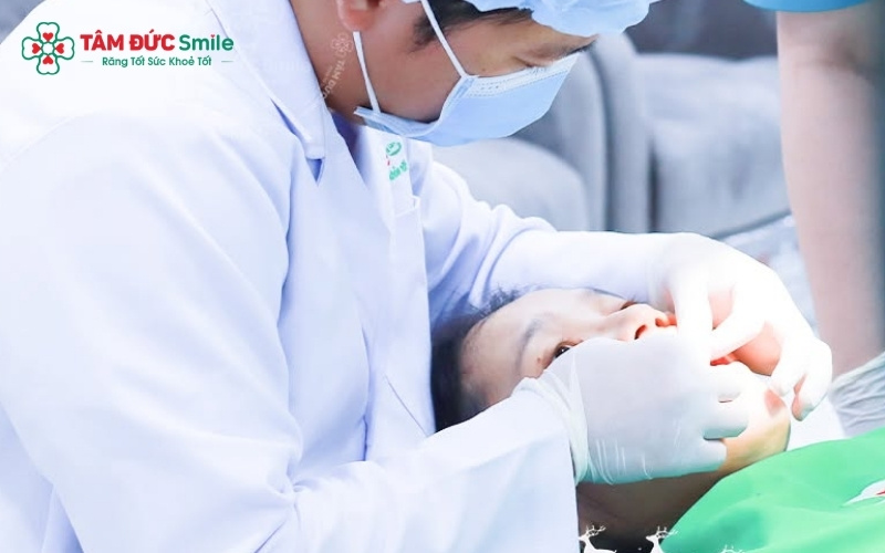 Tùy vào nhu cầu về thời gian và tình trạng răng, bạn có thể chọn niềng răng hoặc bọc sứ theo tư vấn của bác sĩ.