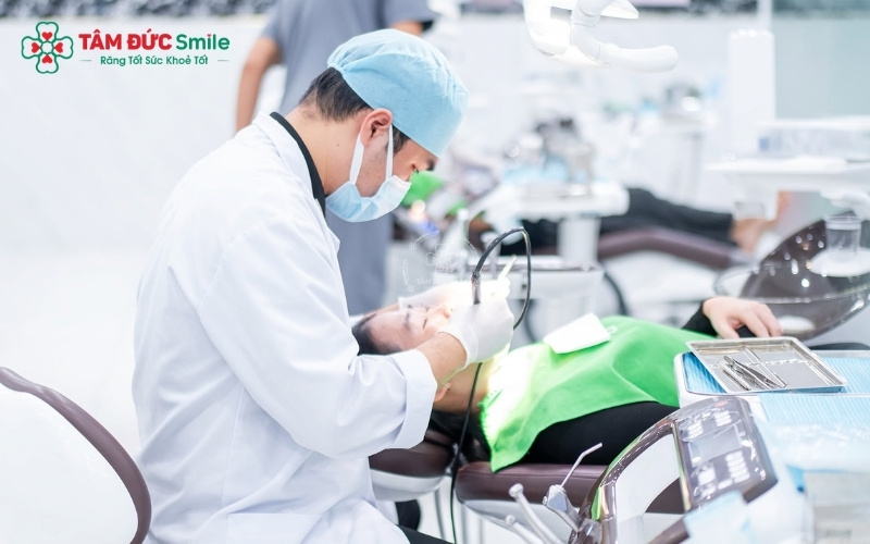 Tùy vào nguyên nhân, bác sĩ sẽ chỉ định điều trị tủy, dẫn lưu mủ hoặc vệ sinh nha chu chuyên sâu để loại bỏ ổ viêm.