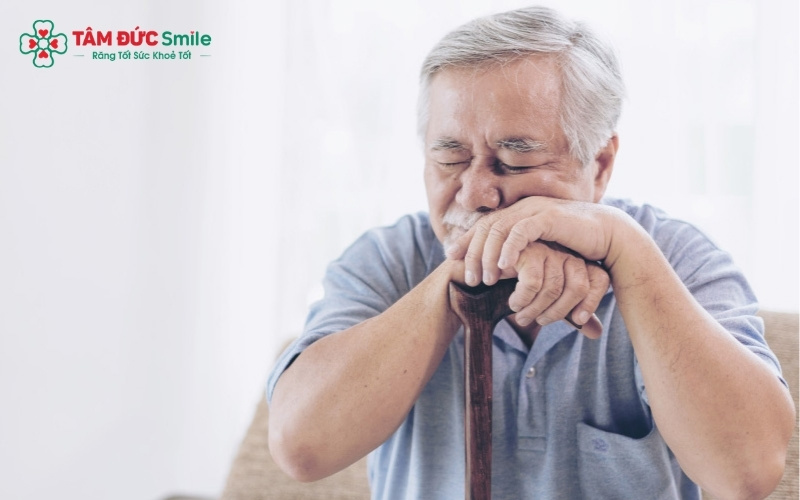Sự lo lắng về việc trồng răng giả bị đau thường đến từ tâm lý sợ phẫu thuật; tuy nhiên, việc hiểu rõ quy trình sẽ giúp khách hàng an tâm hơn.
