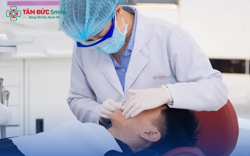 Khi tình trạng viêm chân răng không thuyên giảm sau khi điều chỉnh chế độ ăn, bạn cần đến ngay nha khoa để bác sĩ làm sạch sâu và xử lý ổ viêm kịp thời.