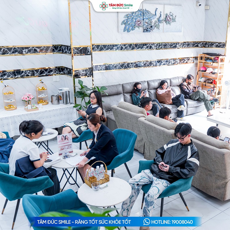 Khách hàng được kiểm tra răng nướu, tư vấn rõ phương pháp và cạo vôi bằng thiết bị chuyên dụng